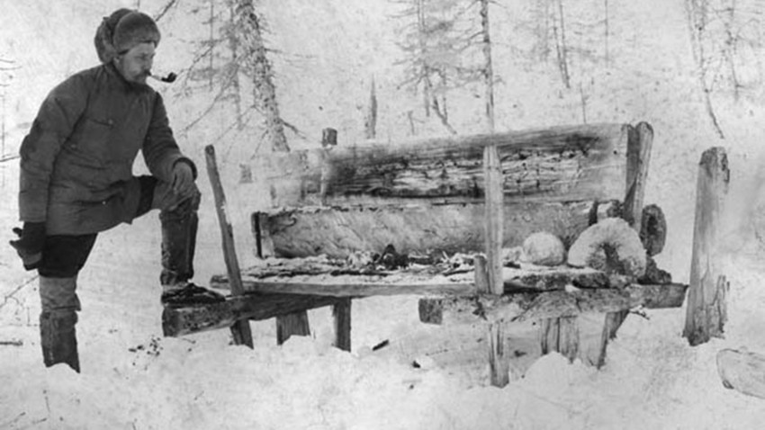 Етнографот В.Н. Василиев покрај покојник чие тело е оставено да се распадне на воздух, Еенисејска губернија, 1905 година
