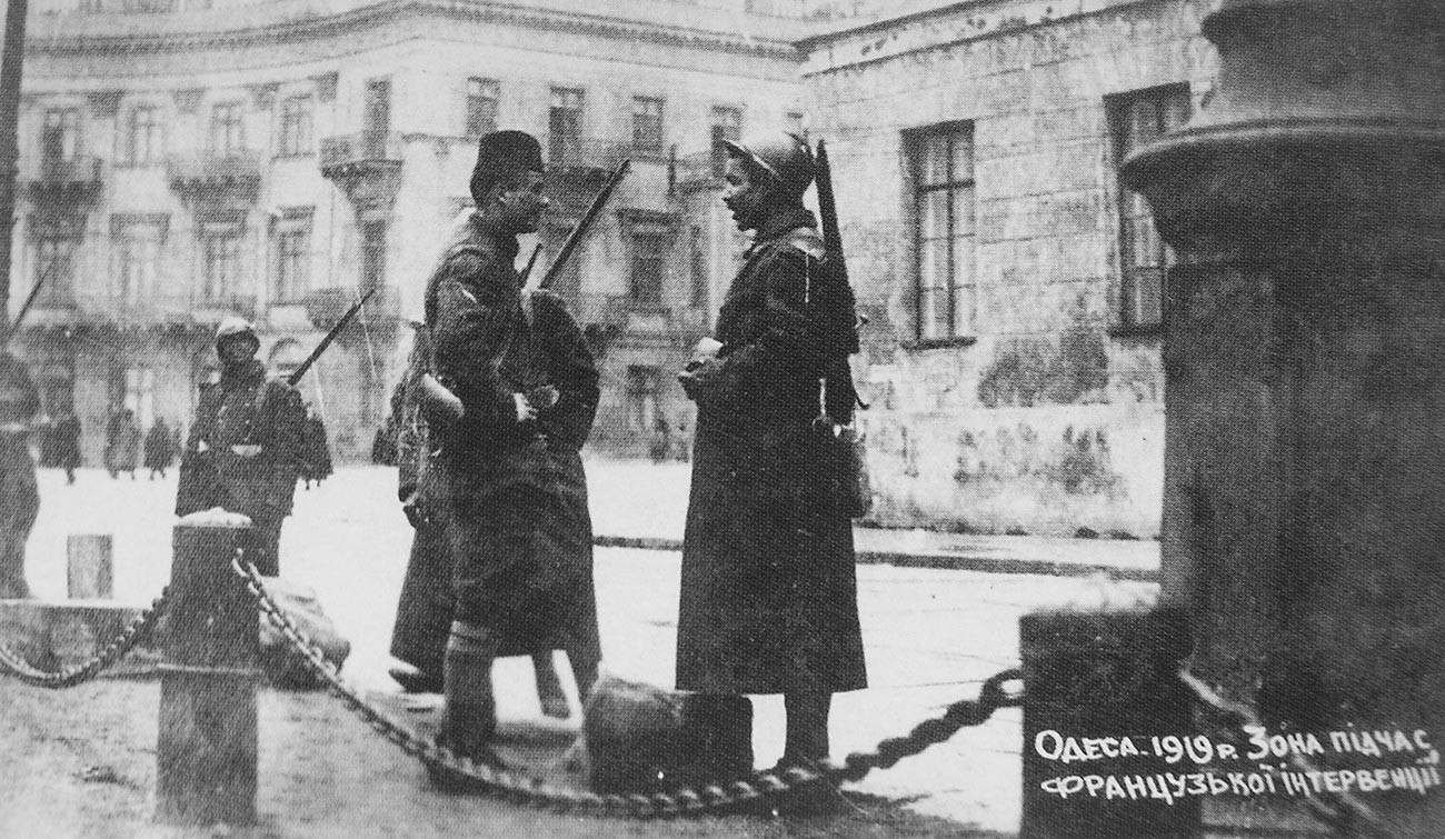 Französische Patrouillen bewachen die französische Zone von Odessa, die durch den Hafen und den Nikolajewski Boulevard begrenzt wird. Winter 1918-1919.