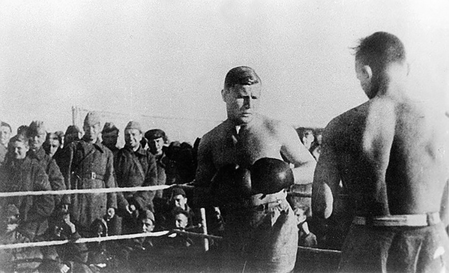 На рингу су спортисти из ОМСБОН-а (Засебне мотострељачке бригаде за посебне намене НКВД-а). Лево Ј. Г.Трофимов. Стрељана „Динамо“ у Митишчима, август 1941. 
