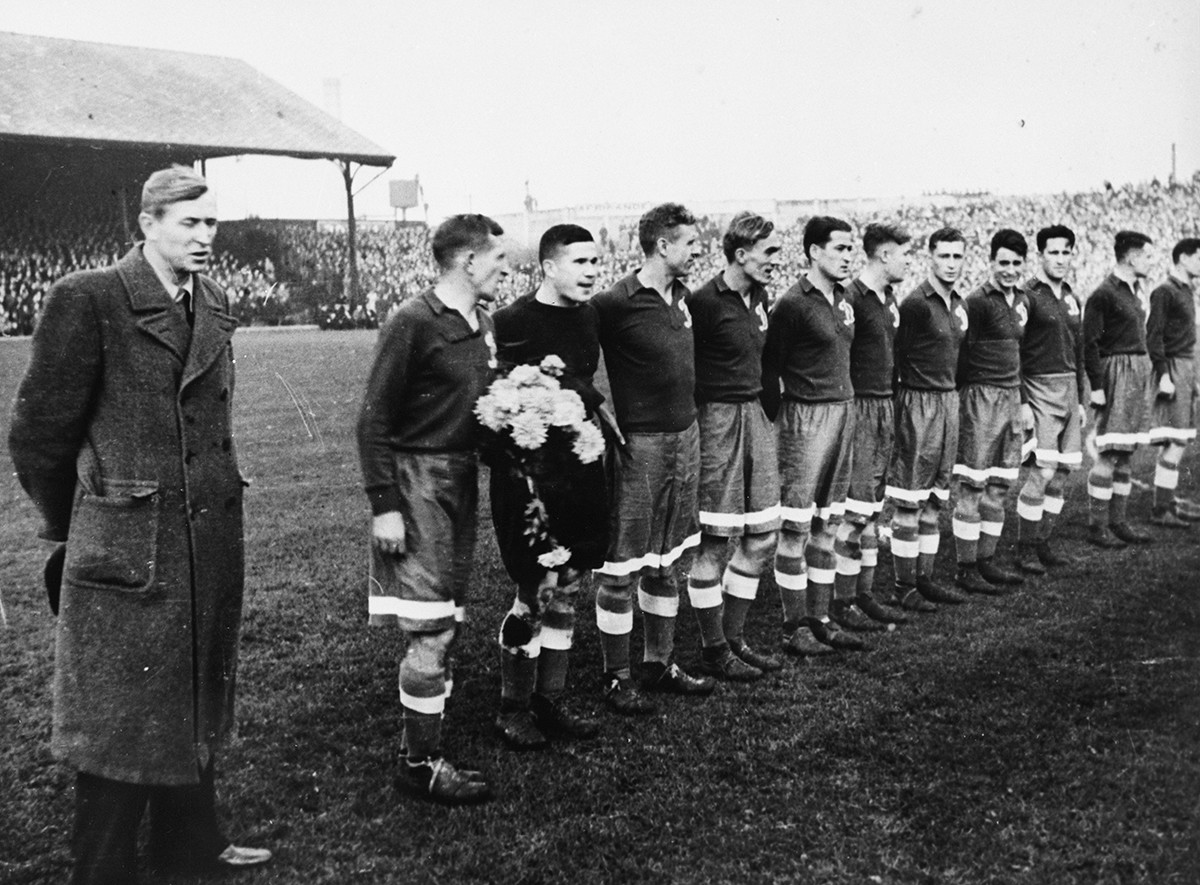 Фудбалска екипа „Динама“ пред утакмицу са „Челсима“, 1945.