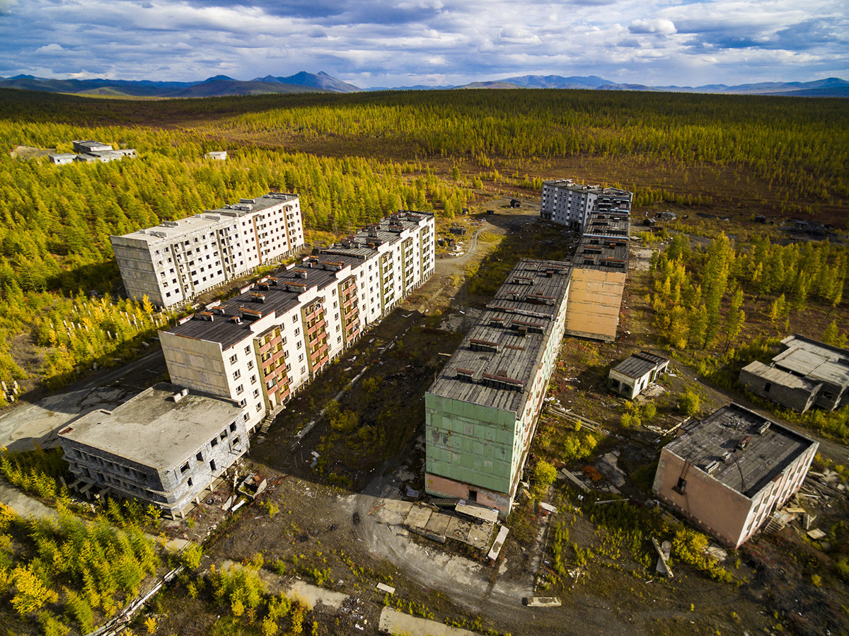 Luftaufnahme der Geisterstadt Kadykchan, Kolyma, Region Magadan.