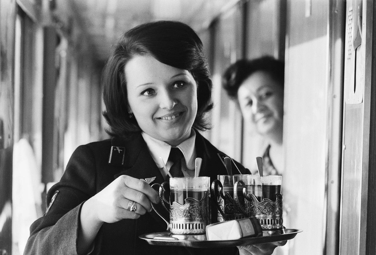 L'ora del tè a bordo di un treno russo