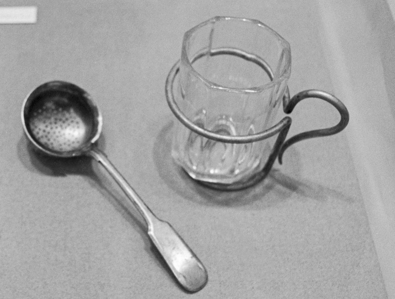 Un cucchiaino per preparare il tè e un portabicchiere minimalista usati da Vladimir Lenin