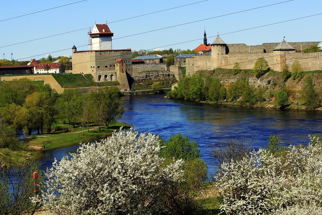 Државната граница помеѓу Русија и Естонија минува низ средината на старото корито на реката Нарва. На сликата: тврдината Нарва на територијата на Естонија (лево) и Ивангородката тврдина на територијата на Русија (десно).
Алексеј Даничев