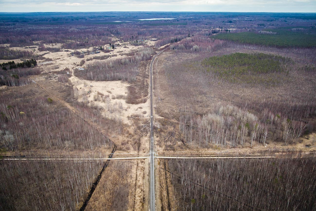 Латвиско-руската граница и преминот на железничката пруга во близина на Луѕе од птичја перспектива.
