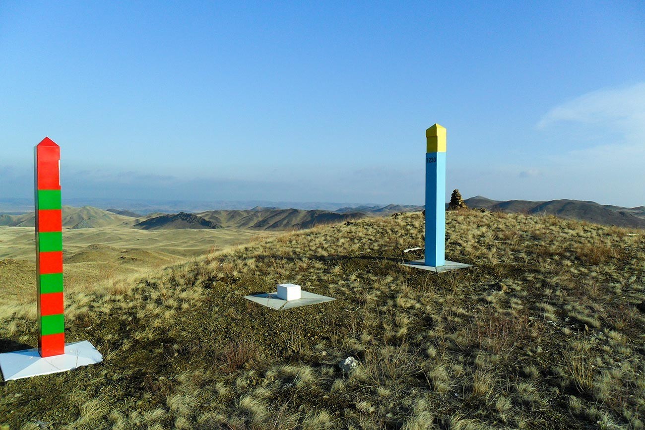 Пограничен знак на руско-казахстанската граница.