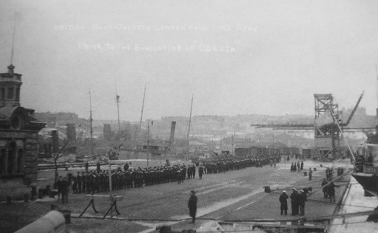 Britanski mornarji z ladje HMS Ajax v pristanišču Odesa. Evakuacija iz Odese, februar 1920