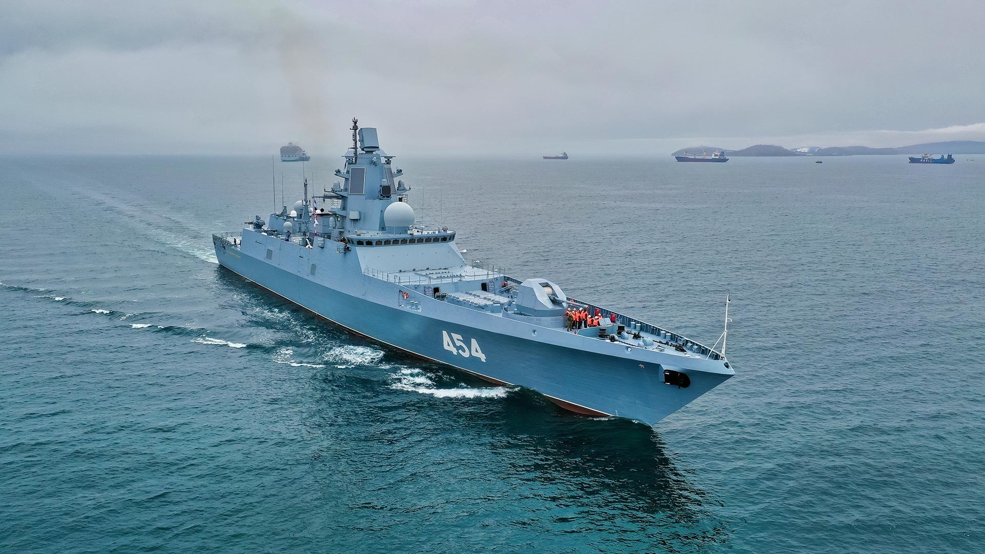 Одред бродови на северната флота предводен од фрегатата „Адмирал Горшков“ стасува во Владивосток
