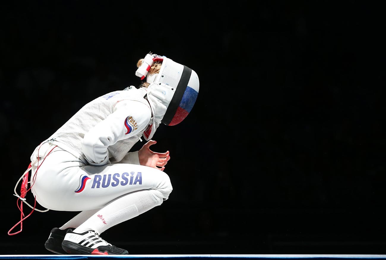 Российская спортсменка Инна Дериглазова во время поединка на рапирах против итальянской спортсменки Арианны Эрриго на чемпионате мира по фехтованию - 2015 в спорткомплексе 