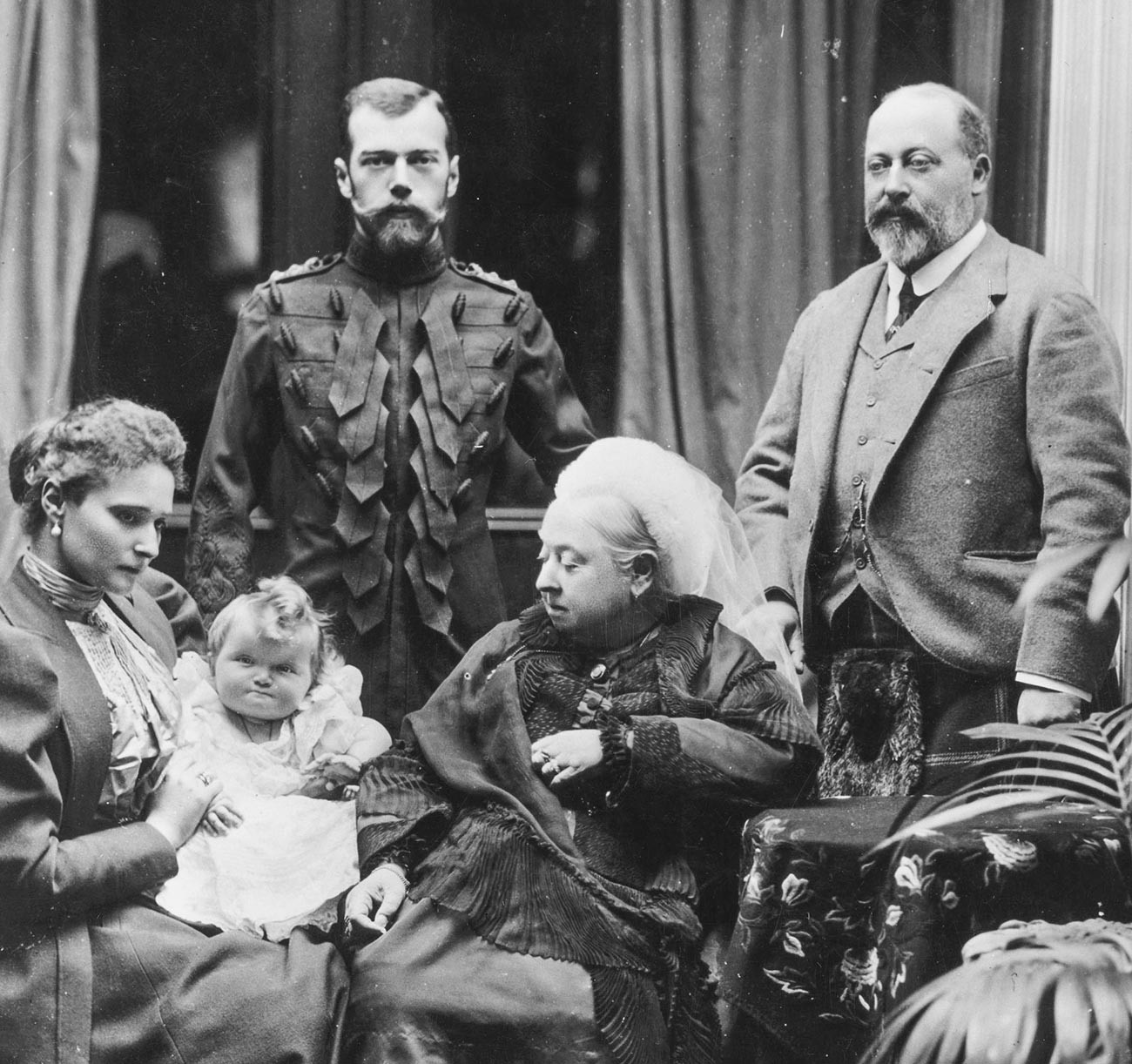 Краљица Викторија са сином Едвардом VII, руским императором Николајем II, његовом супругом Александром и ћерком Олгом.