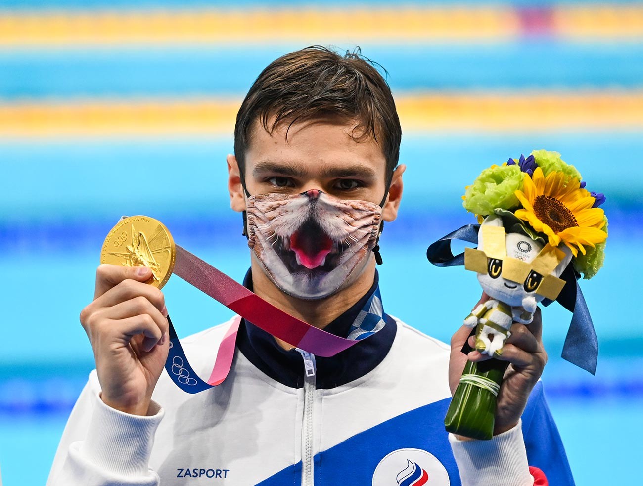 Евгений Рылов позирует с золотой медалью в финале мужского заплыва на 200 метров на спине