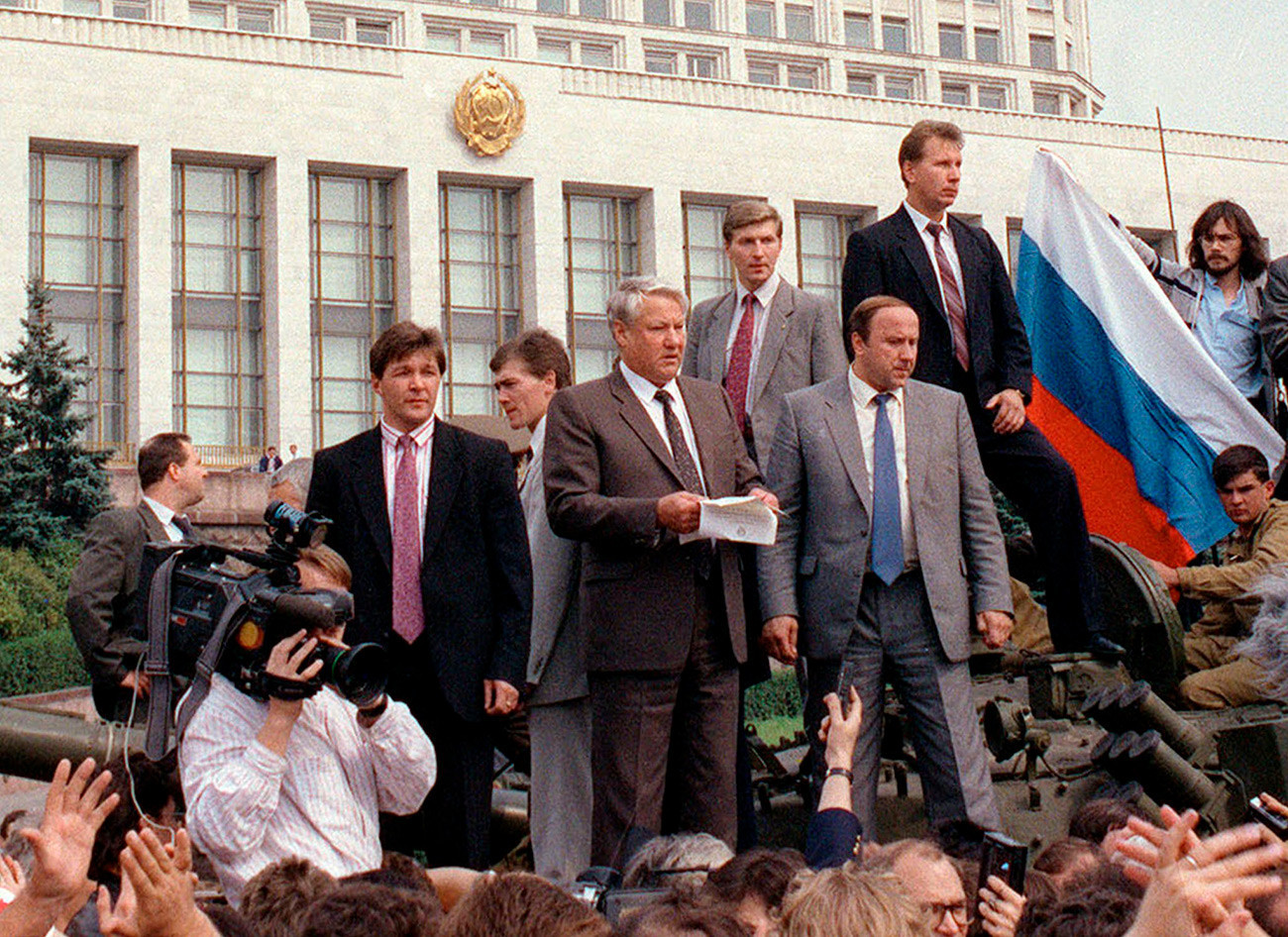 Борис Ельцин обращается к народу с танка
