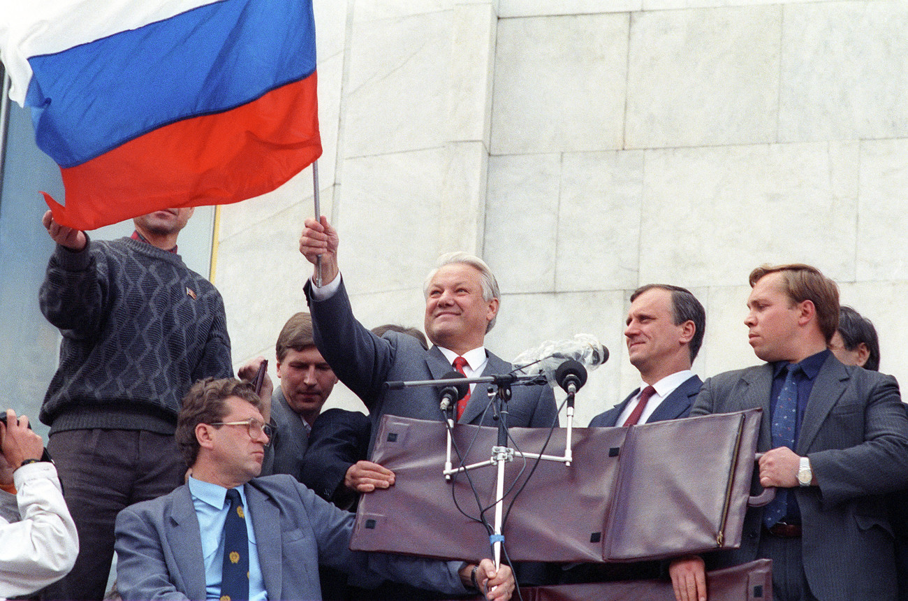 Борис Ельцин на митинг москвичей в поддержку демократии у здания Верховного Совета РСФСР