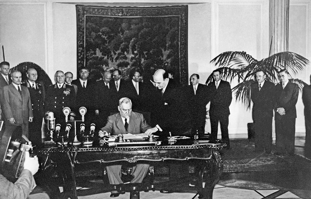 Firma del Tratado de Amistad, Cooperación y Asistencia Mutua en Varsovia en mayo de 1955.
