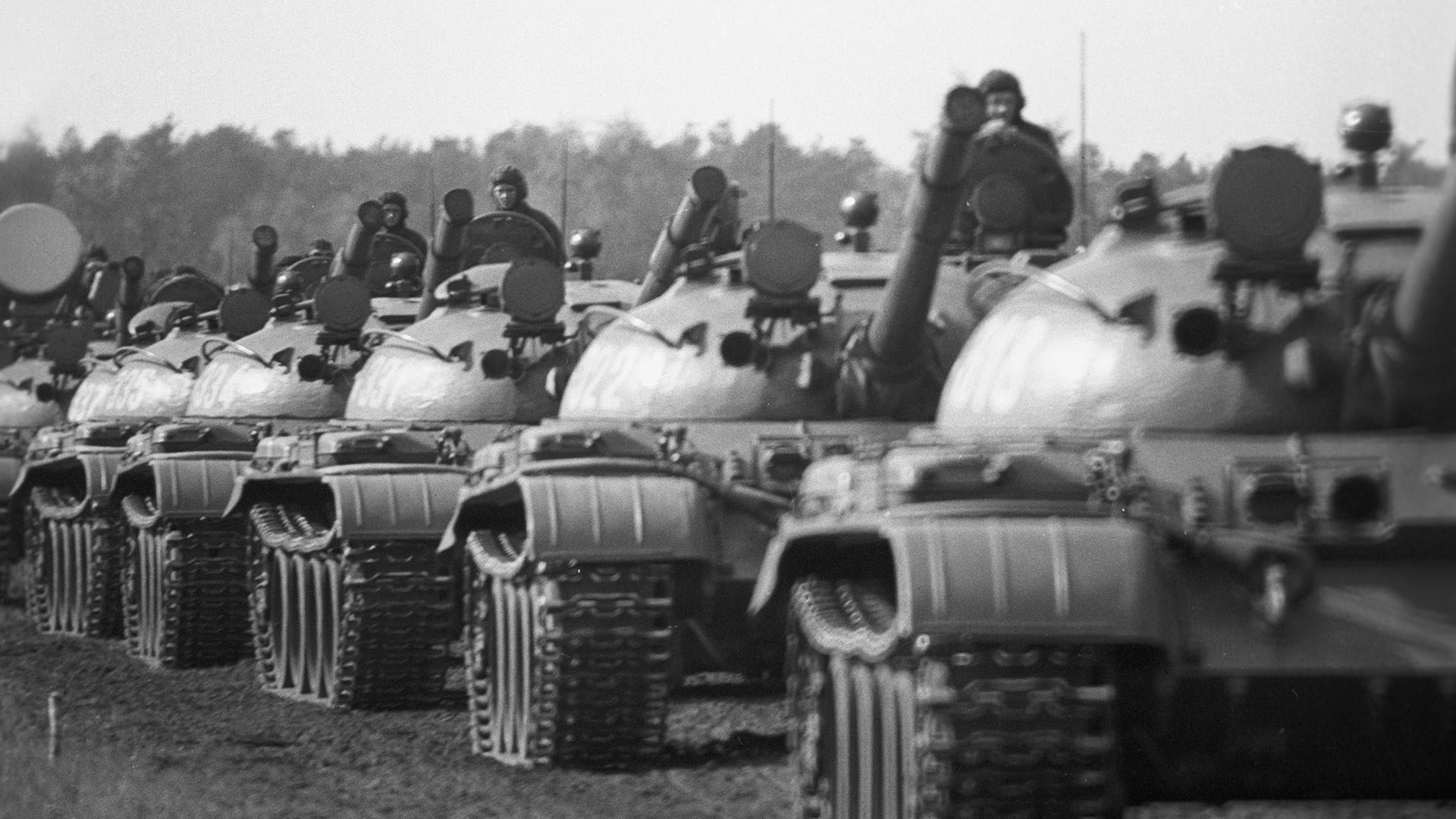 Tanques soviéticos durante los ejercicios de 