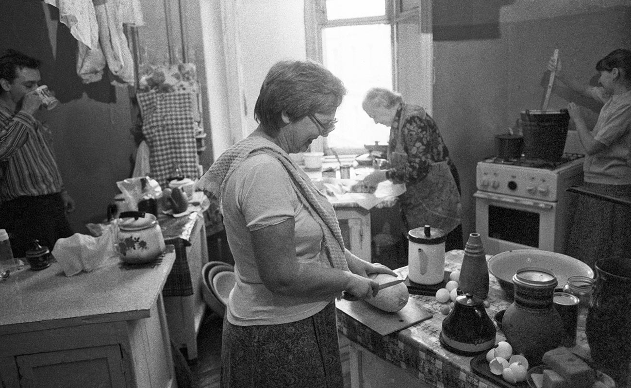 Кухня в советской коммунальной квартире 