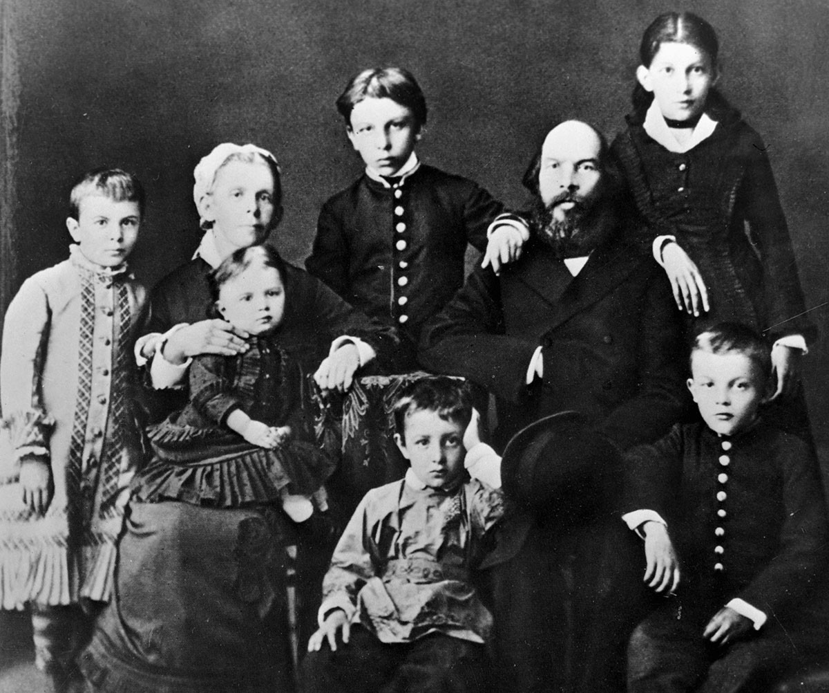 La familia Uliánov. Vladímir está sentado a la derecha. 01.10.1879.