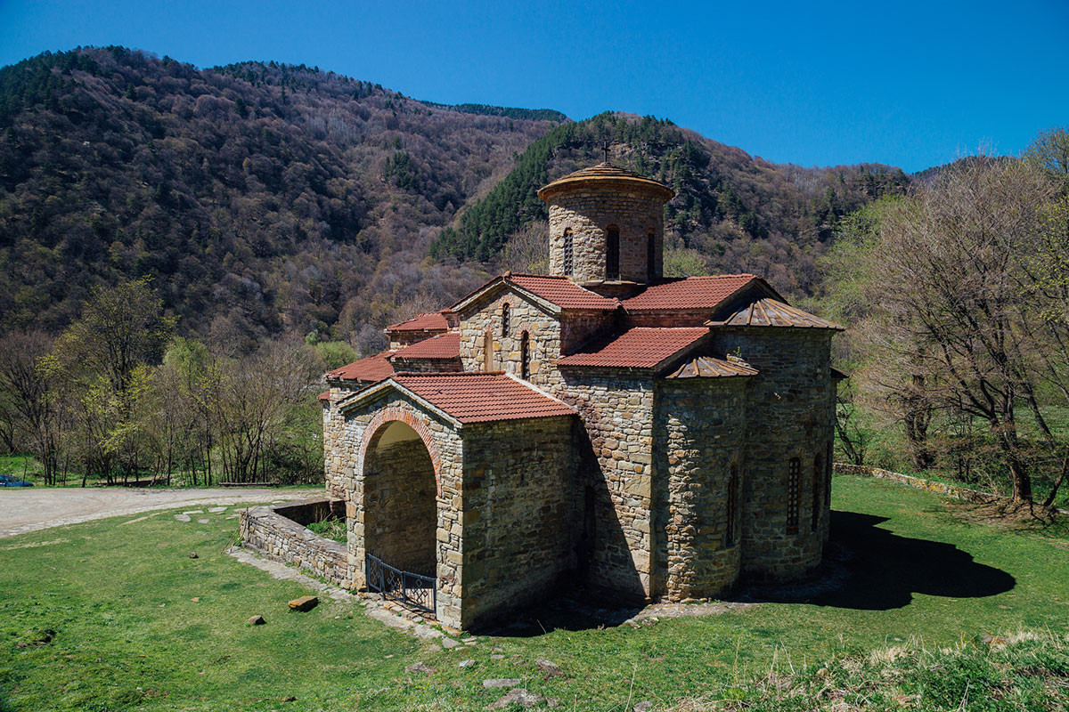  Стара изоставена древнохристиянска черква в Алания в Кавказките планини 