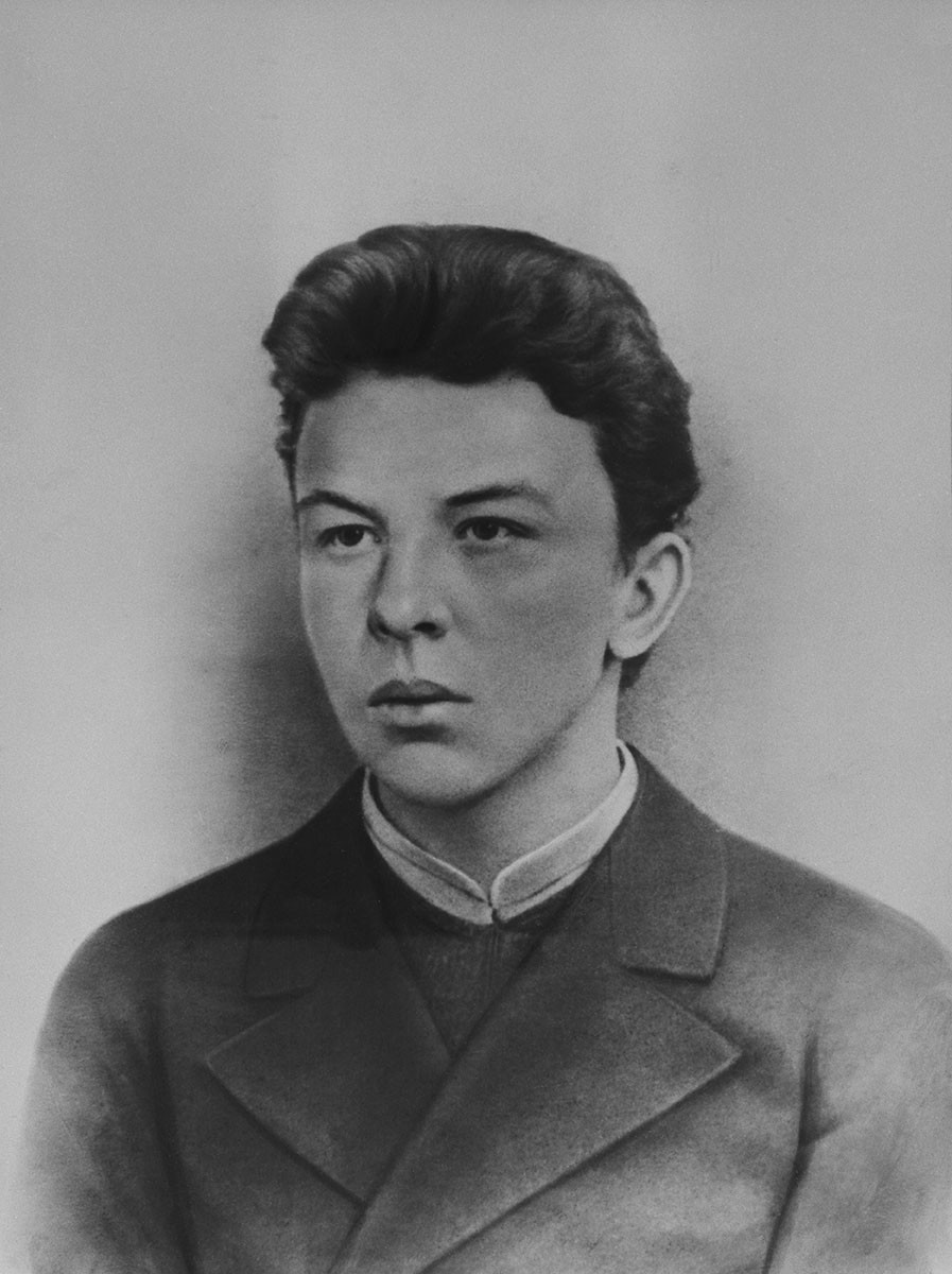 Aleksander Uljanov (1866-1887), Vladimirjev starejši brat, ki so ga kasneje obesili.
