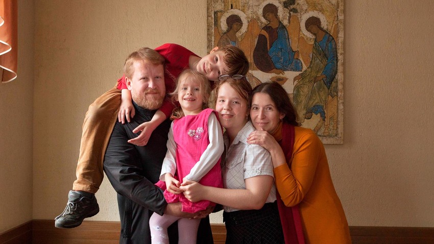 ロシア正教の司祭アレクサンドル・コンスタンチノフと妻のスヴェトラナは子供と一緒に