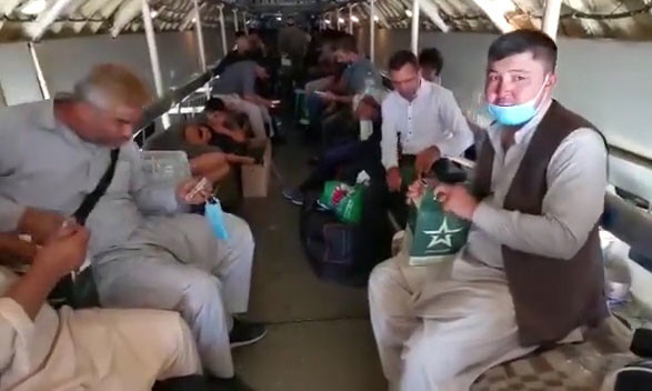 Пассажиры в салоне грузового самолета Ил-76МД во время эвакуации граждан РФ из Афганистана
