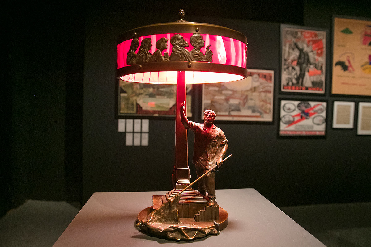 Настольная лампа с фигурой знаменосца, 1920-1930-е. Из собрания Михаила Вилькина