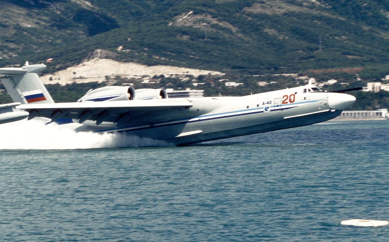 Vzlet amfibijskega letala A-40 iz vode.

