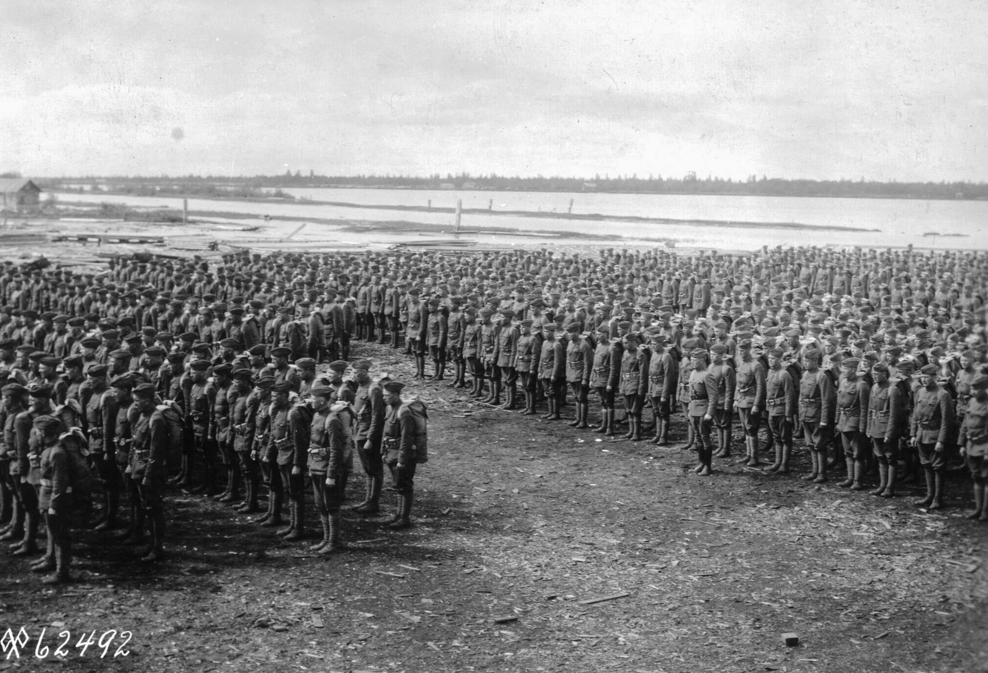 Las tropas estadounidenses se alinean para la inspección antes de abandonar Rusia en junio de 1919.
