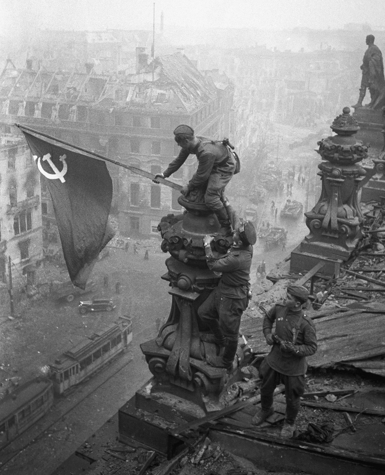 Знамя Победы на здании Рейхстага в Берлине.