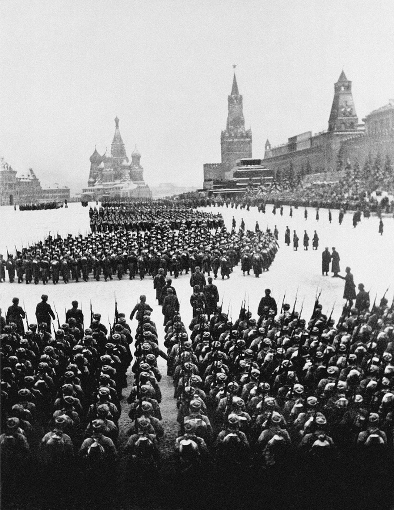 Парад на Красной площади 7 ноября 1941 года.