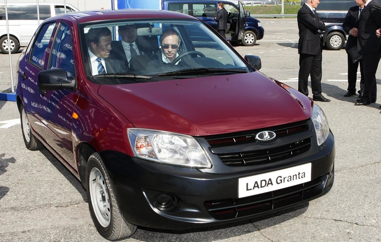 Vladimir Putin testira ekonomični automobil Lada Granta prilikom posjeta tvornici AvtoVAZ. 