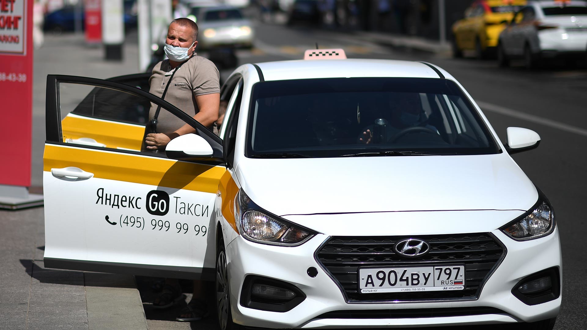 Taksi na ulici Iljinka u Moskvi. 
