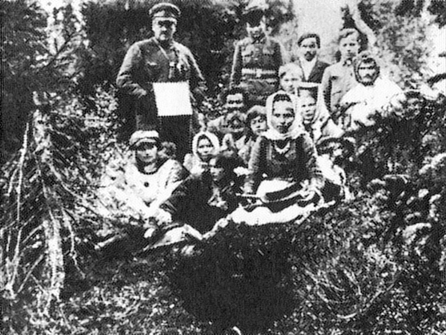 А. В. Барченко (слева вверху) с участниками экспедиции на оз. Ловозеро у «священного» лопарского подземного лаза. 1922. 