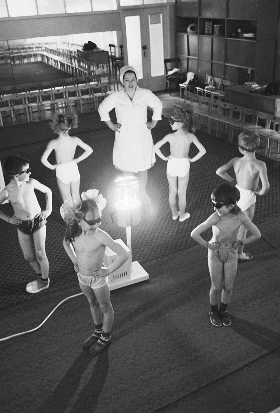 Terapi dengan lampu kuarsa, 1987.
