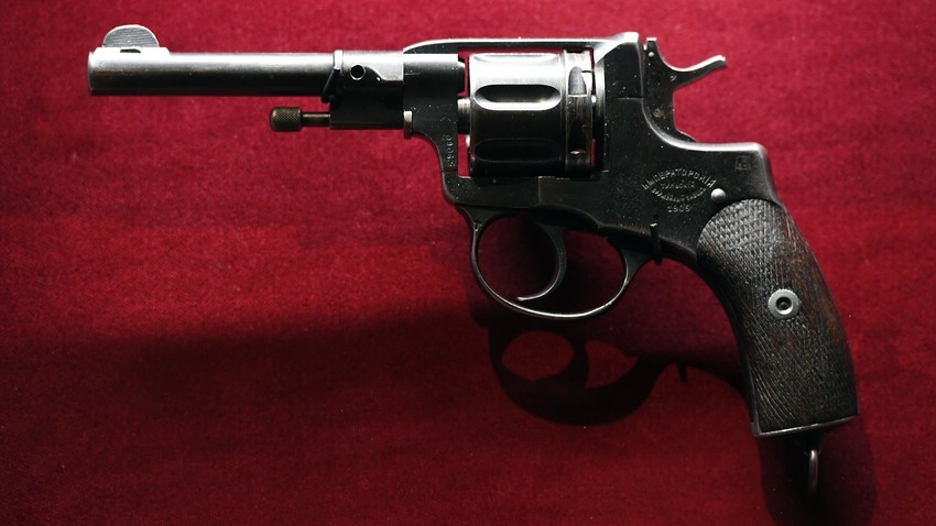 Revolver Nagant (primerek iz leta 1895) na sejmu Aleksander III. Mirotvorec v Državnem zgodovinskem muzeju v Moskvi