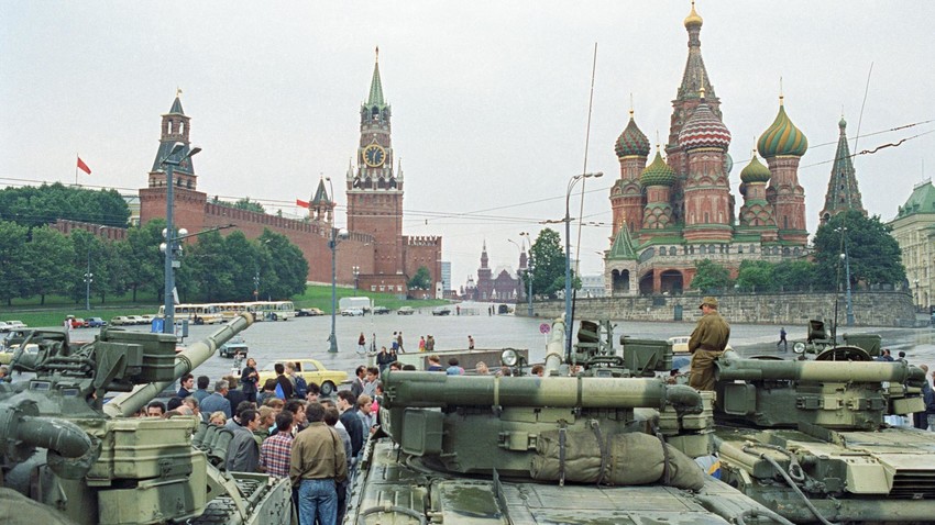 1991年8月19日、モスクワの赤の広場に止まる戦車