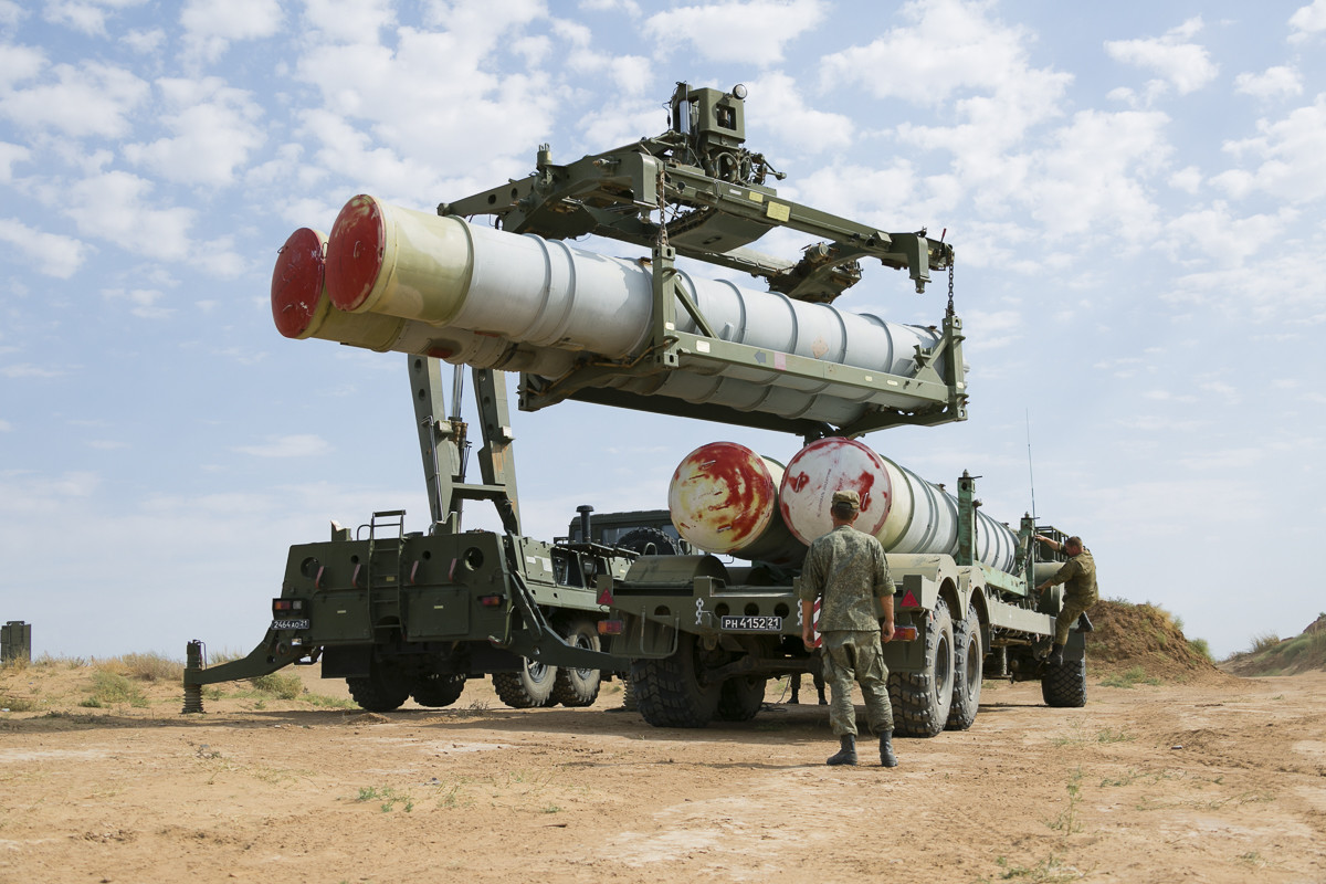 S-400とS-300のミサイル再装填車両22T6