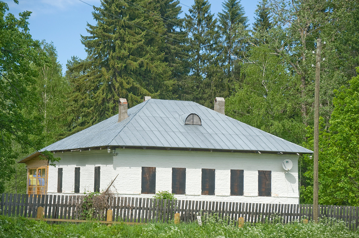 Pogost de Tsipinski. Casa parroquial (casa del sacerdote) en la Iglesia de Elías el Profeta. 1 de junio de 2014.
