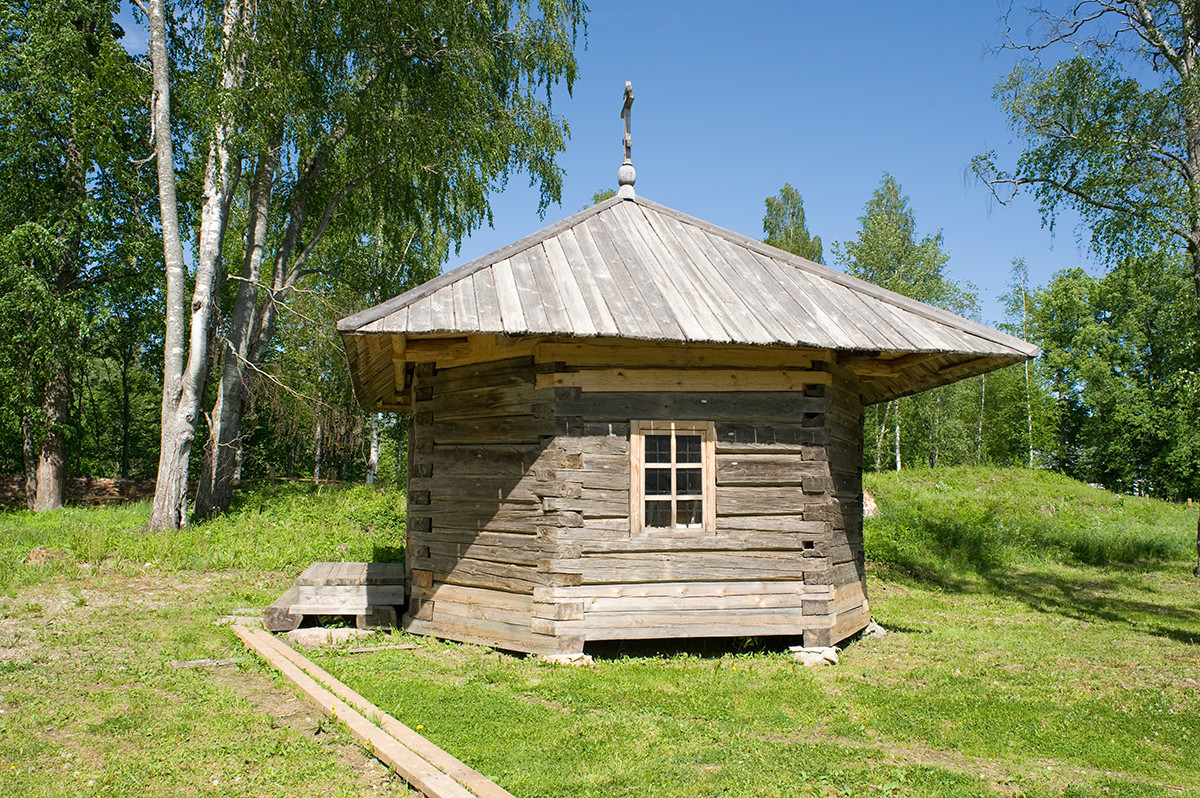 Pueblo de Pasinkovo. Capilla de madera restaurada. 1 de junio de 2014.