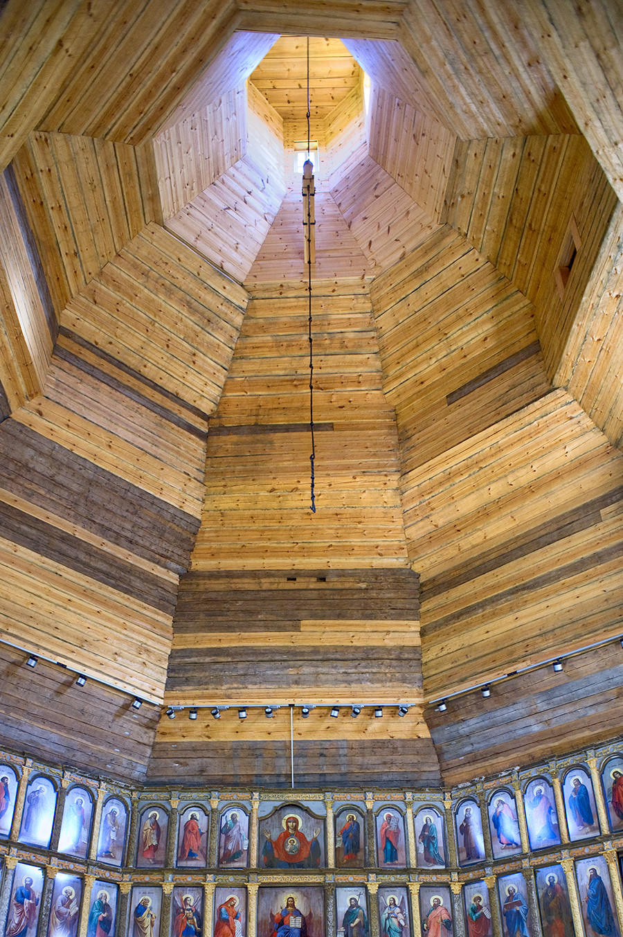 Iglesia de Elías el Profeta. Interior, pantalla de iconos y torre. Vigas de madera originales (oscuras) insertadas en la restauración. 1 de junio de 2014. 
