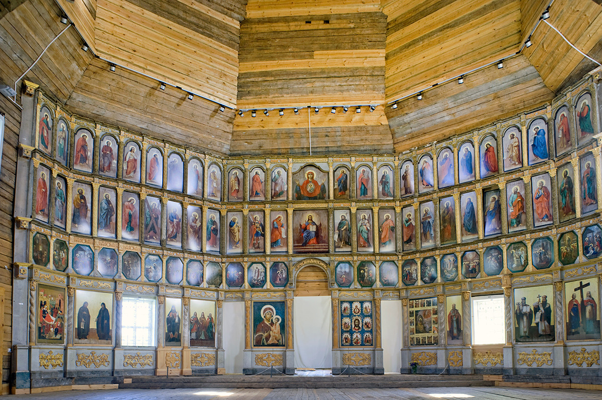 Iglesia de Elías el Profeta. Interior, pantalla de iconos restaurada con reproducciones de iconos. 1 de junio de 2014