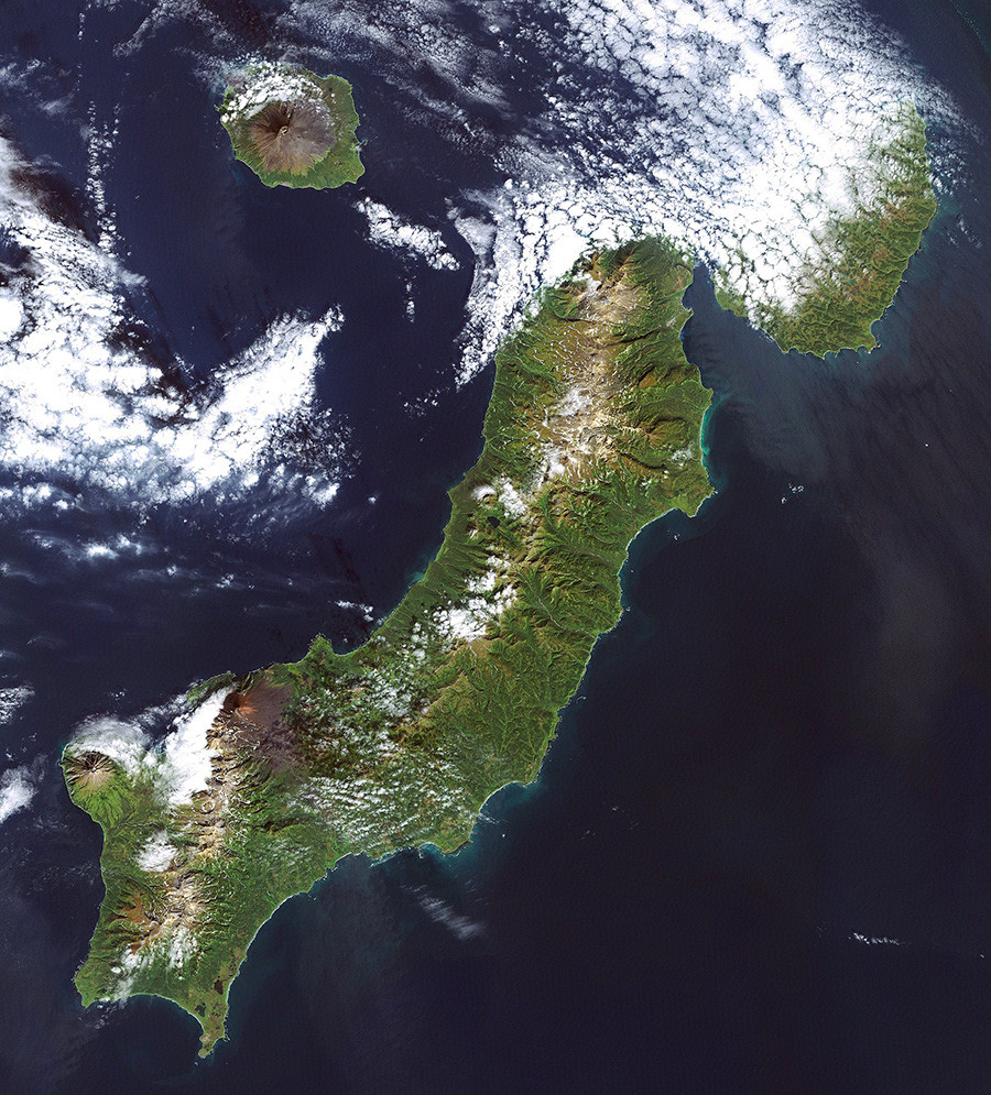 Слика Landsat 7 Курилских острва Парамушир, Атласов и Шумшу, у резолуцији 28,5 метара. (Шумшу је углавном прекривен облацима).