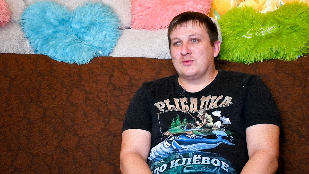 Putra Tatyana, Sergey yang sekarang juga menjadi orang tua asuh.