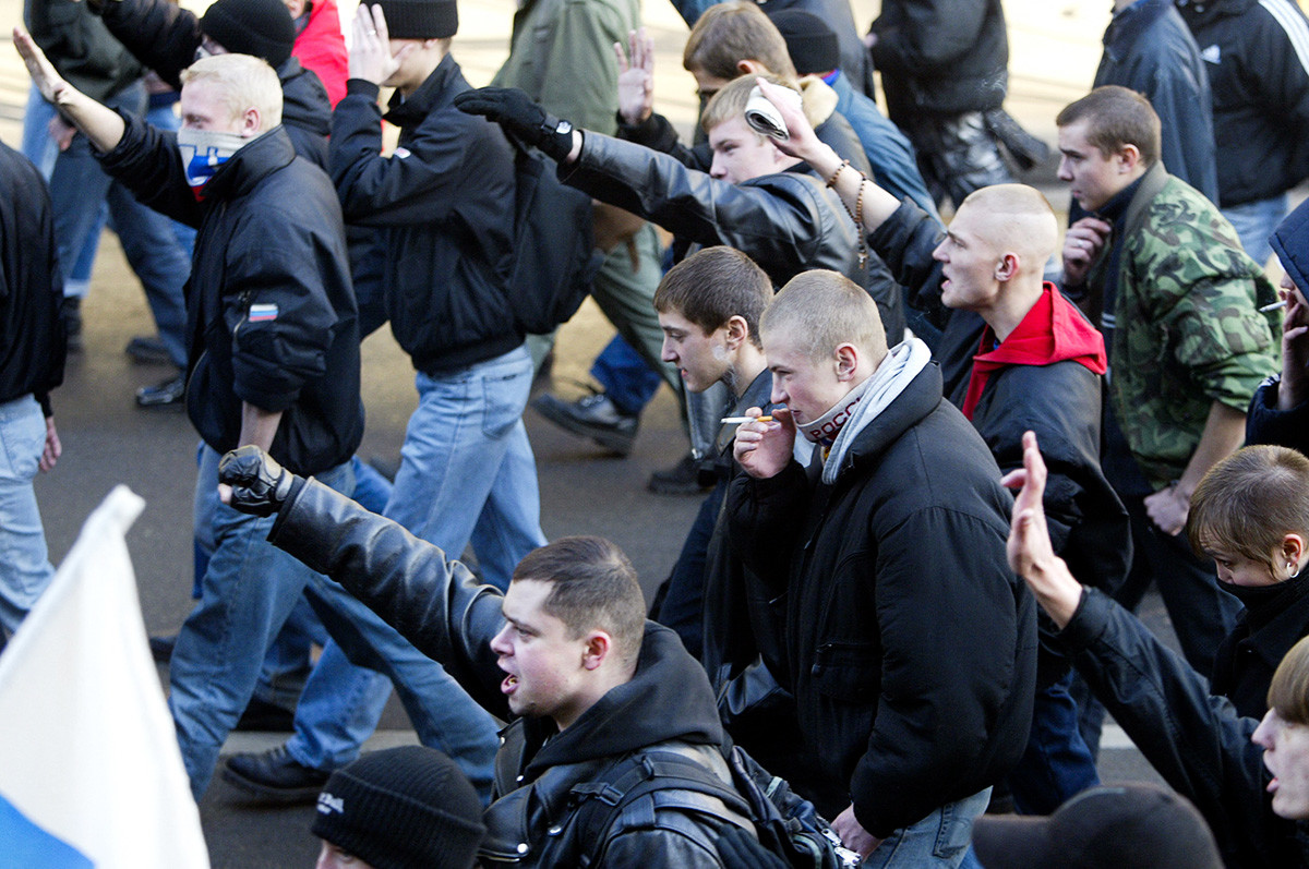 Para demonstran meneriakkan slogan-slogan selama unjuk rasa yang diselenggarakan oleh beberapa organisasi ultranasionalis pada Hari Persatuan, 4 November 2005. Mereka menyerukan diakhirinya “pendudukan” Rusia oleh para migran ilegal.