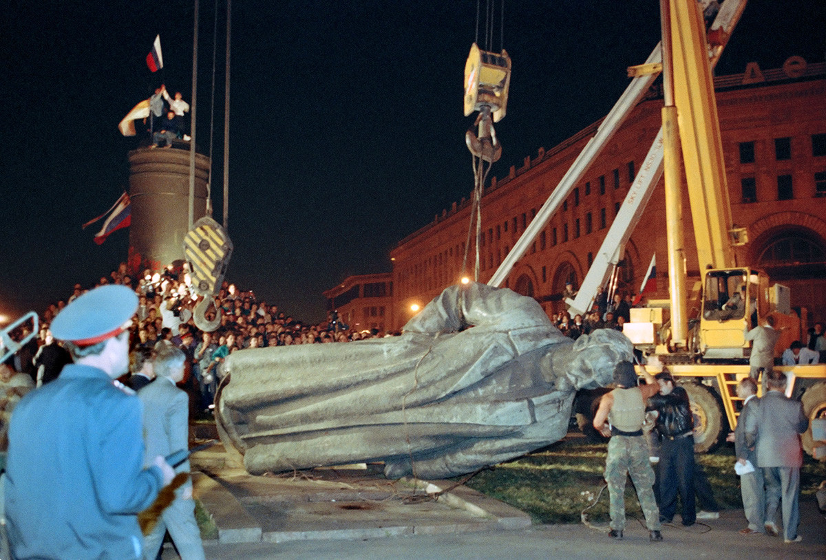Suasana perobohan patung pendiri KGB, Felix Dzerzhinsky, di depan markas KGB, Moskow, Agustus 1991.
