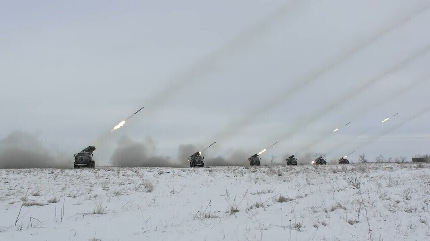 Fogo De Artilharia Ataques Aéreos E Lança Chamas Pesados Em Manobras Militares Vídeo Russia 5890