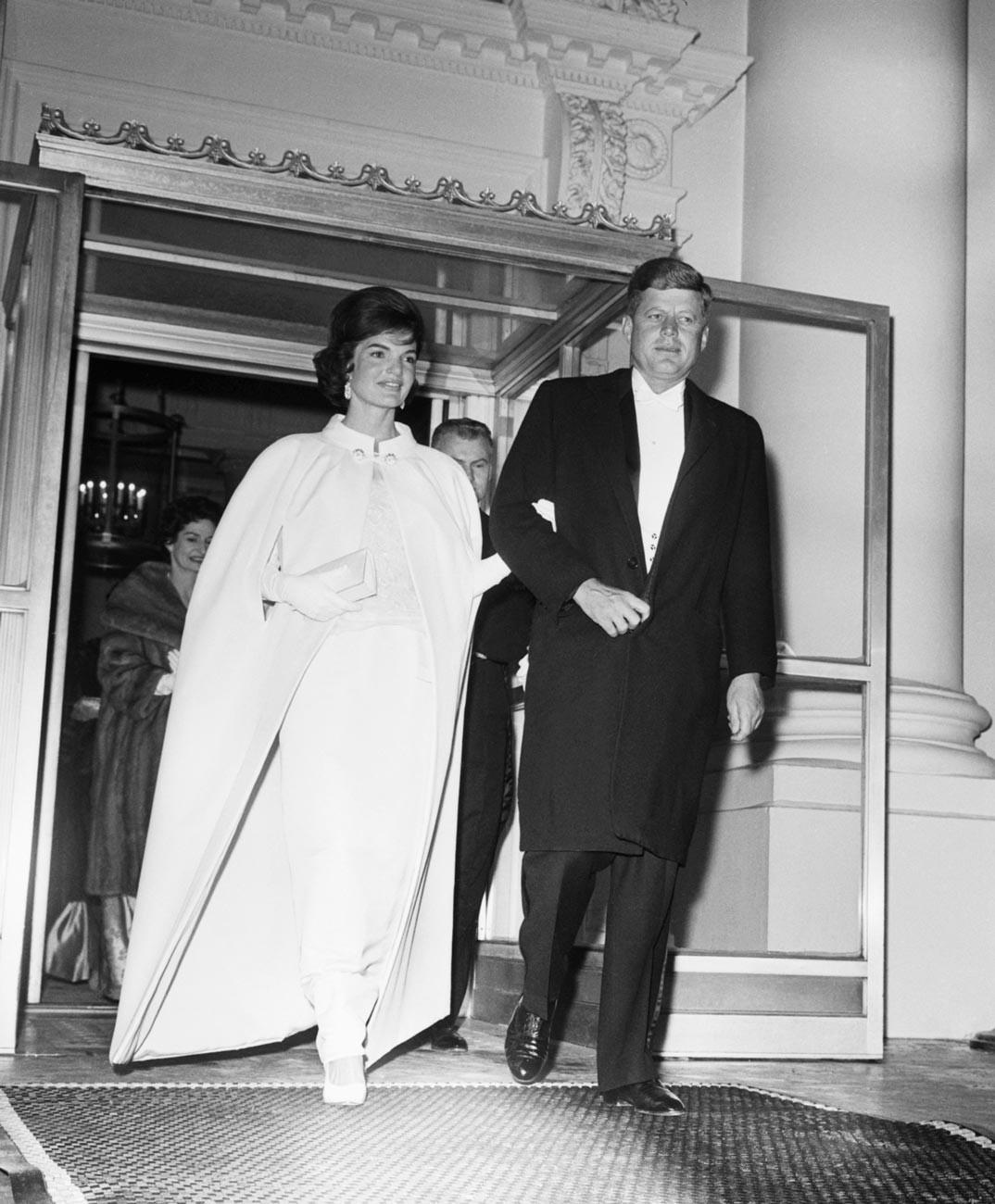 Los Kennedy salen de la Casa Blanca para una serie de bailes inaugurales
