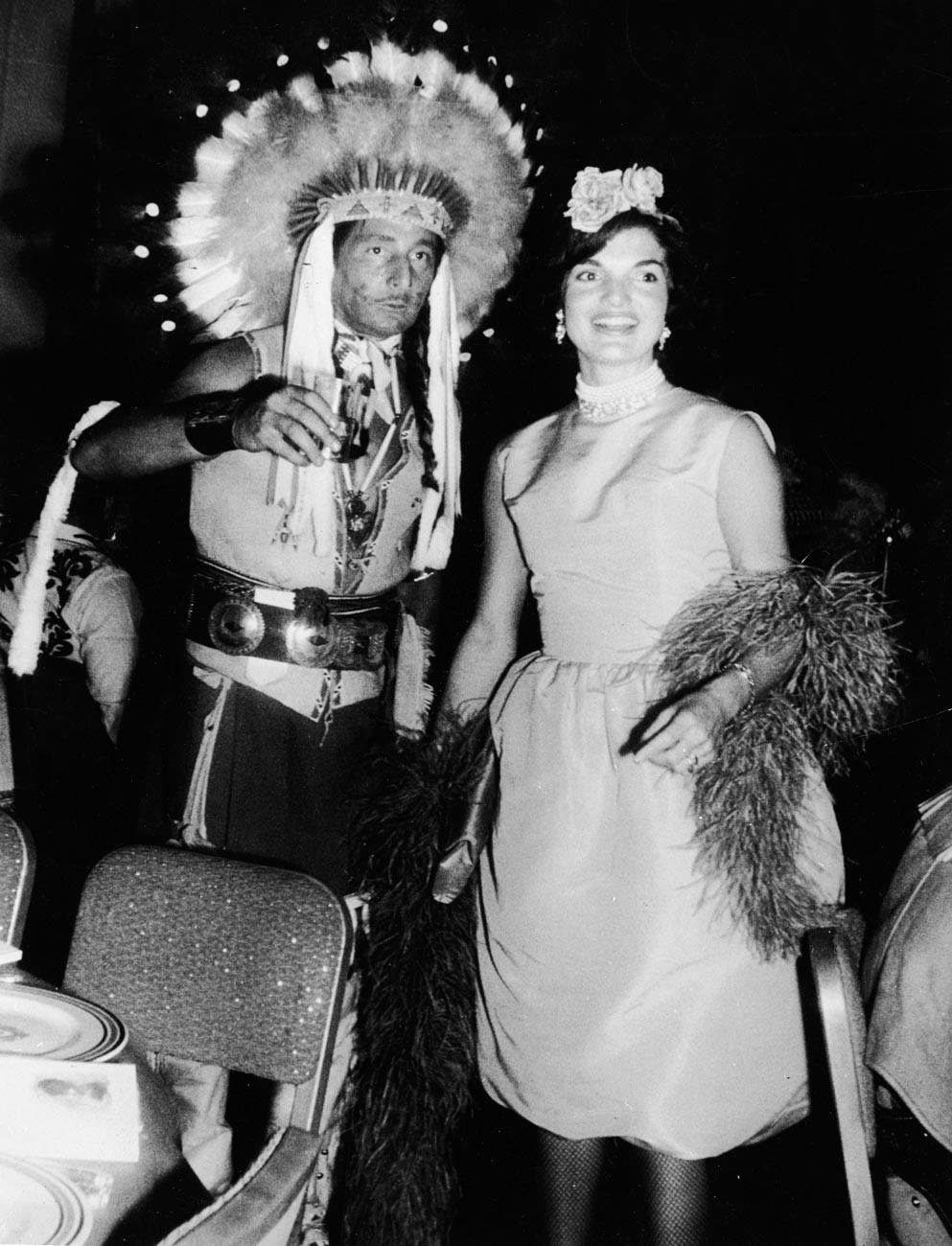Oleg Cassini y Jacqueline Kennedy en una fiesta de disfraces a principios de los años 60
