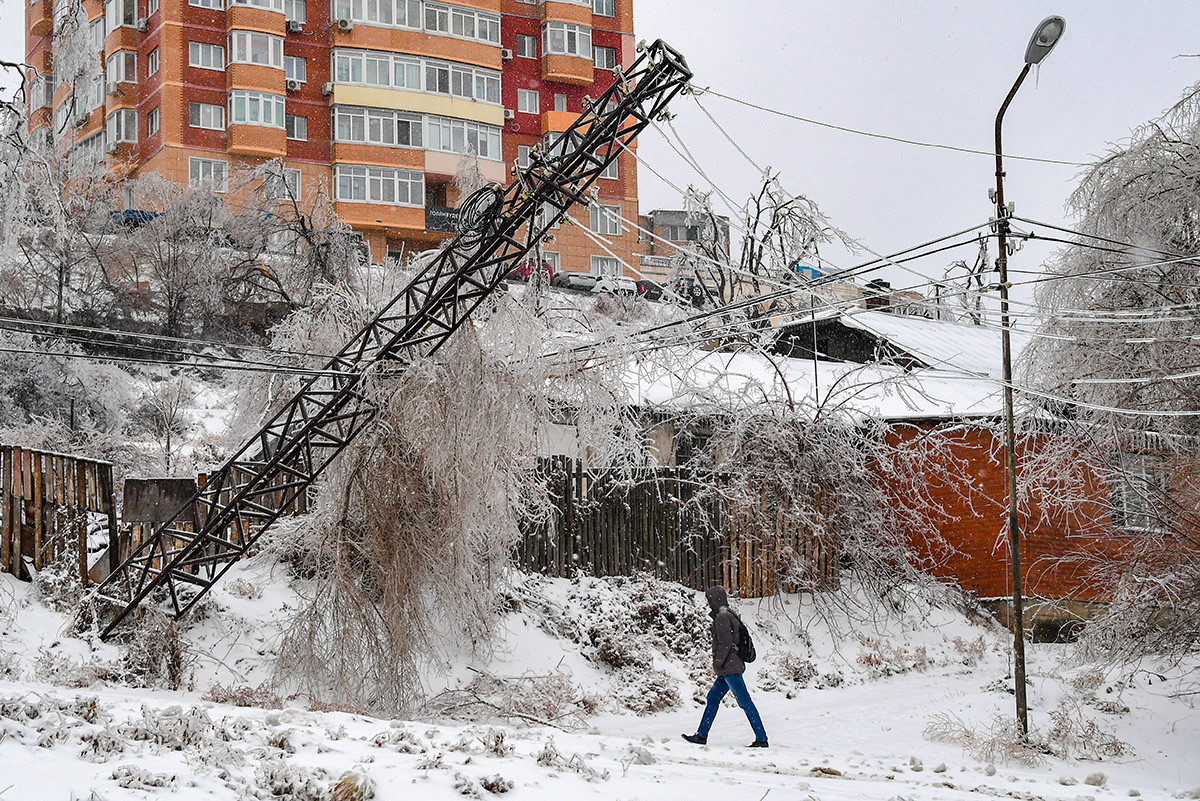 Стихия часто вызывает аварии электросетей во Владивостоке