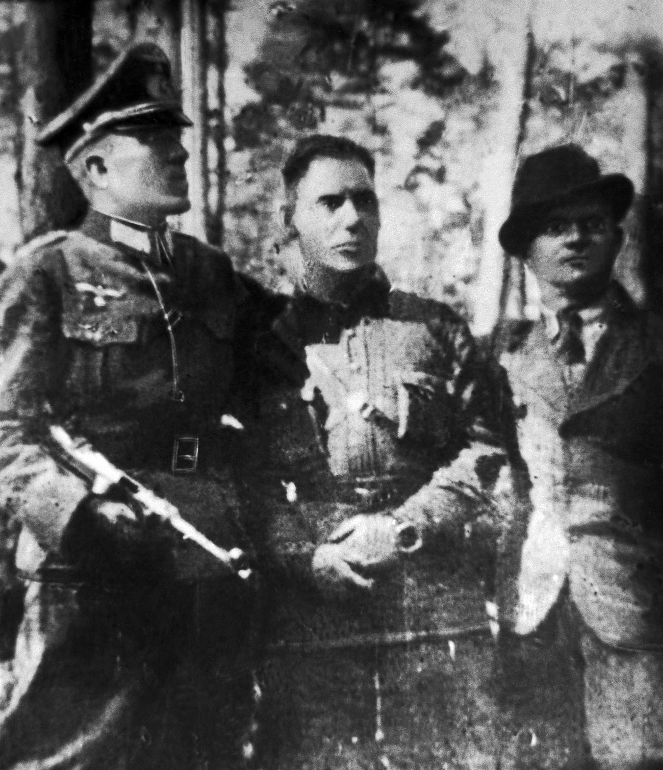 Nikolaj Kuznjecov u njemačkoj uniformi (lijevo), komesar partizanskog odreda 